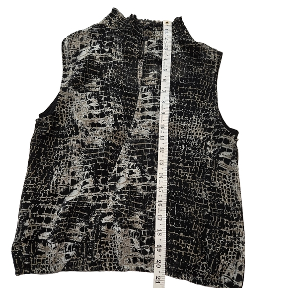 Sleeveless Mock Neck Animal Print Blouse - Picture 10 of 12